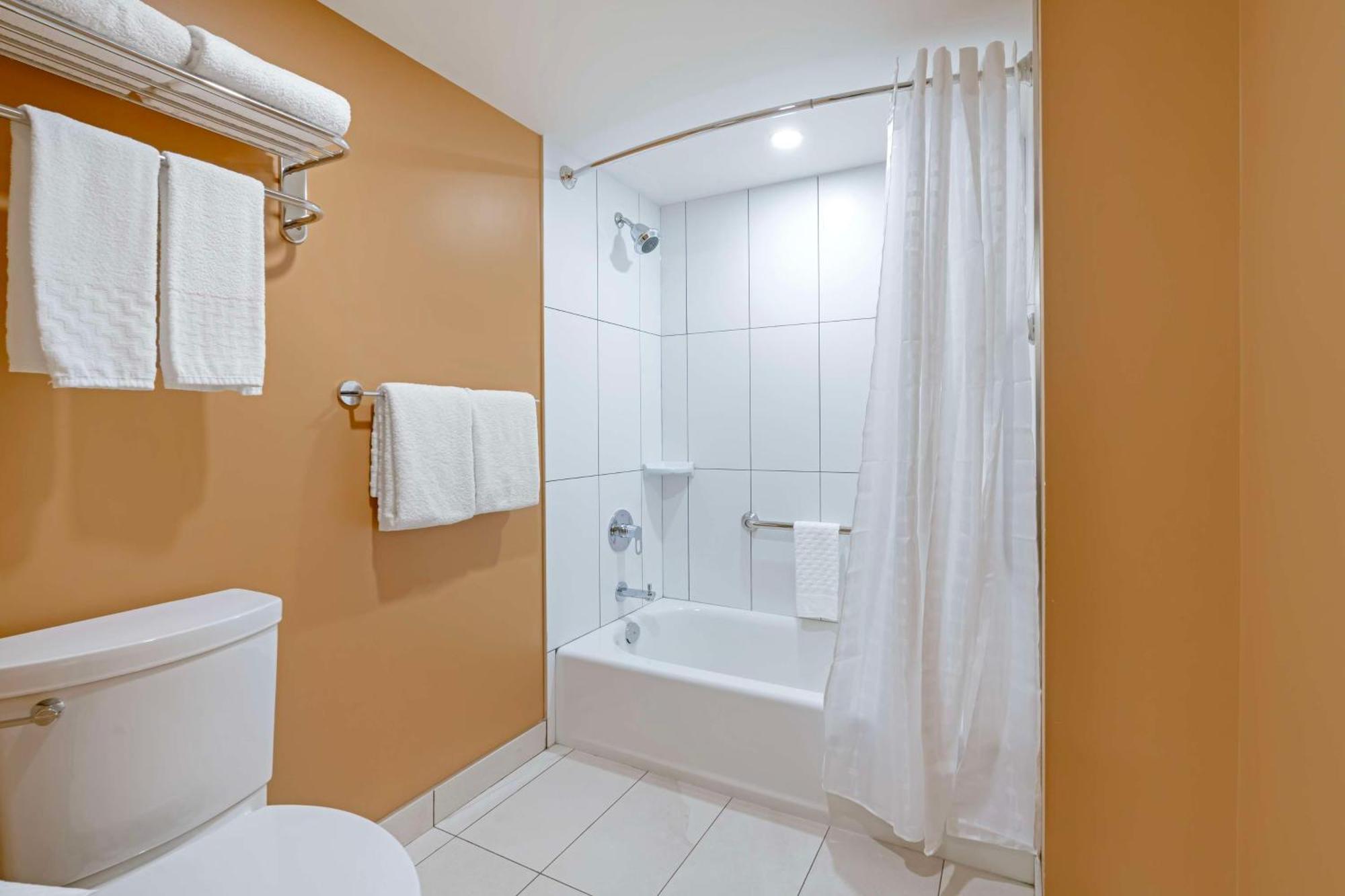 Best Western Plus Emerald Isle Hotel Sidney Exterior photo