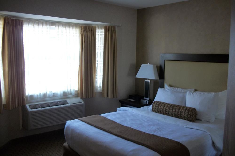Best Western Plus Emerald Isle Hotel Sidney Exterior photo